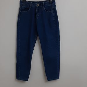 Medium rinse crop jeans.